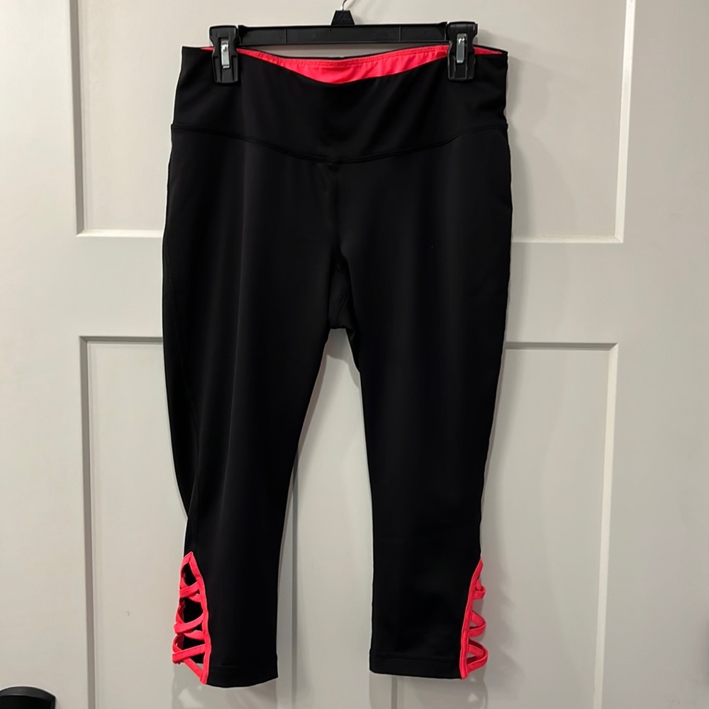 Black/bright coral crop leggings